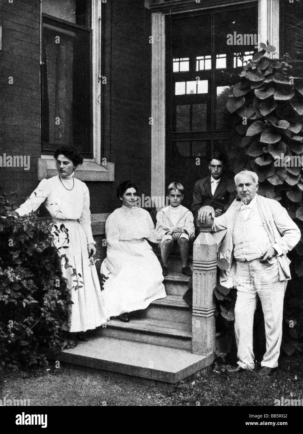 Edison, Thomas Alva, 11.2.1847 - 18.10.1931, Amerikanischer Erfinder,  Ingenieur, Voller Länge, Mit Seiner Familie, Anfang Des 20. Jahrhunderts  Stockfotografie - Alamy