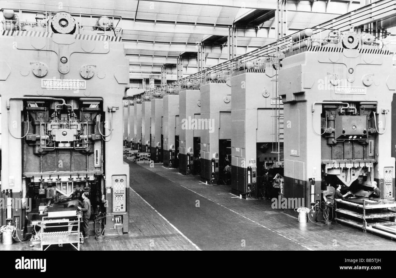 Industrie, Fahrzeugindustrie, Fließstrecke im Opel-Presswerk, 1962, Stockfoto