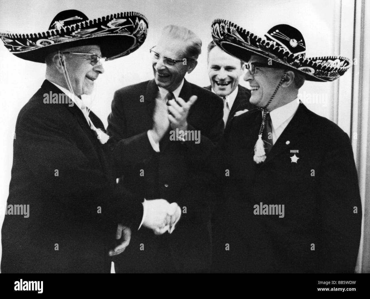 Ulbricht, Walter, 30.6.1893 - 1.8.1973, deutscher Politiker, der den Erfolg der DDR-olympiamannschaft würdigt, wie Erich Honecker, Dr. Heinz Schobel und Rudi Hellmann, 1968, Stockfoto