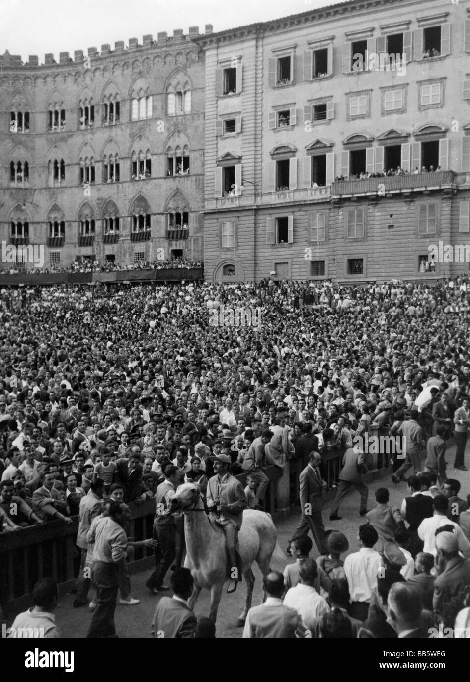 Geographie/Reise, Italien, Tradition, Palio di Siena, Menschenmenge auf der Piazza del Campo, 1950er Jahre, Stockfoto