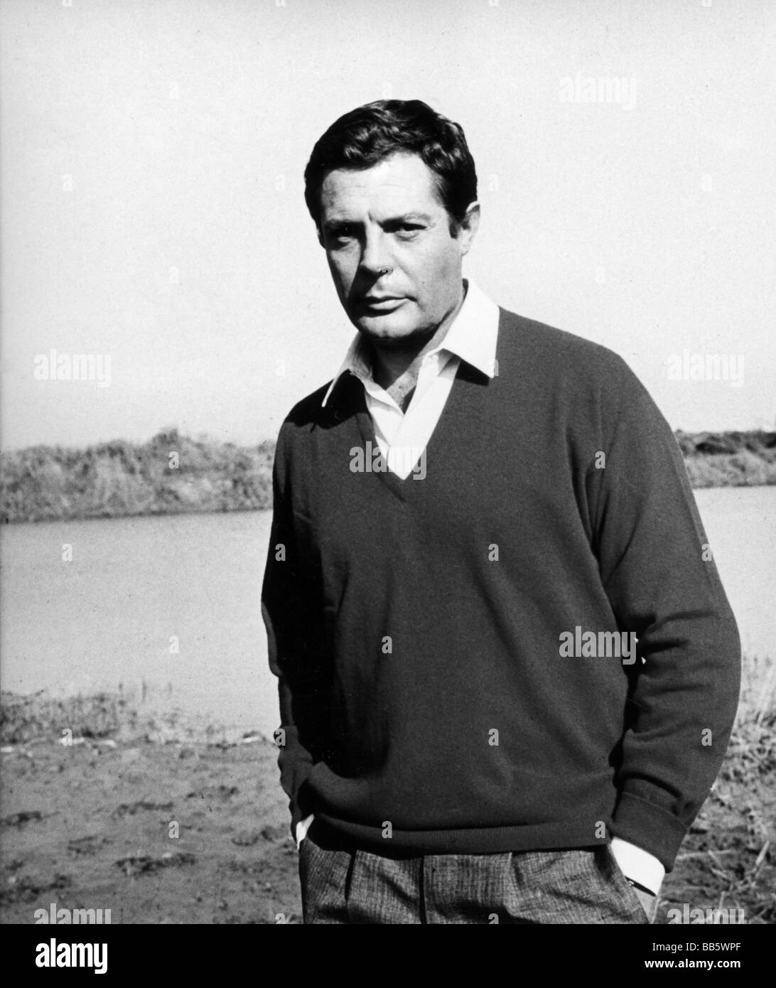 Mastroianni, Marcello, 28.9.1924 - 19.12.1996, italienischer Schauspieler, halbe Länge, auf dem Feld sitzend, 1960er Jahre, Stockfoto