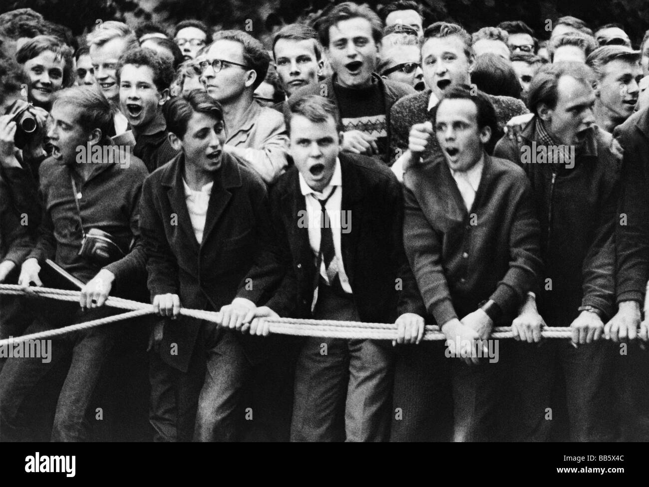 Geografie/Reisen, Deutschland, Berlin, Politik, Demonstration gegen den Bau der Berliner Mauer vor dem Brandenburger Tor, 13.8.1961, Stockfoto