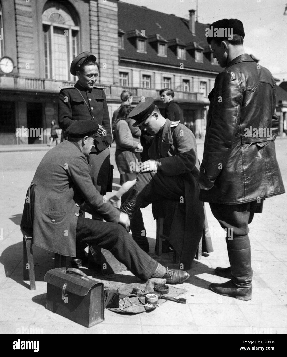 Ereignisse, Nachkriegsära, Okkupation, Sowjetzone der Okkupation, sowjetischen Militäroffizier mit Schuhen, Weimar, 1947, Stockfoto