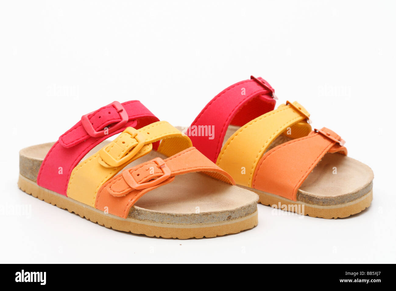 Ein paar Kinder (Mädchen, weiblich) Sandale Schuh hautnah & isoliert (Ausschnitt, Ausschnitt) auf weißem Hintergrund. Mai 2009 Stockfoto