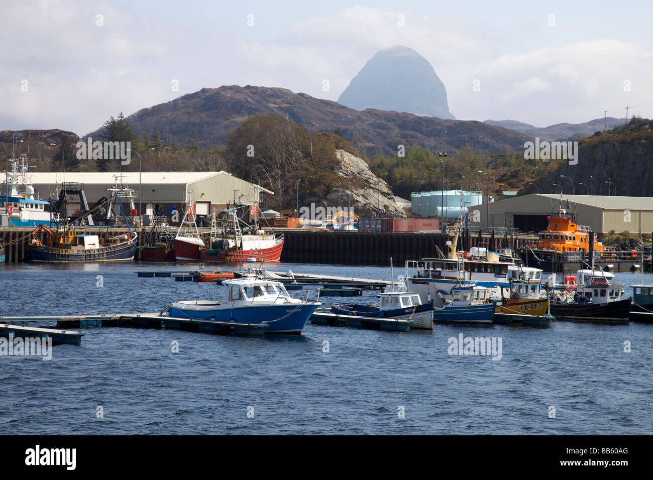 Blick über Lochinver Hafen in Richtung Suilven Sutherland North West Highlands von Schottland Stockfoto