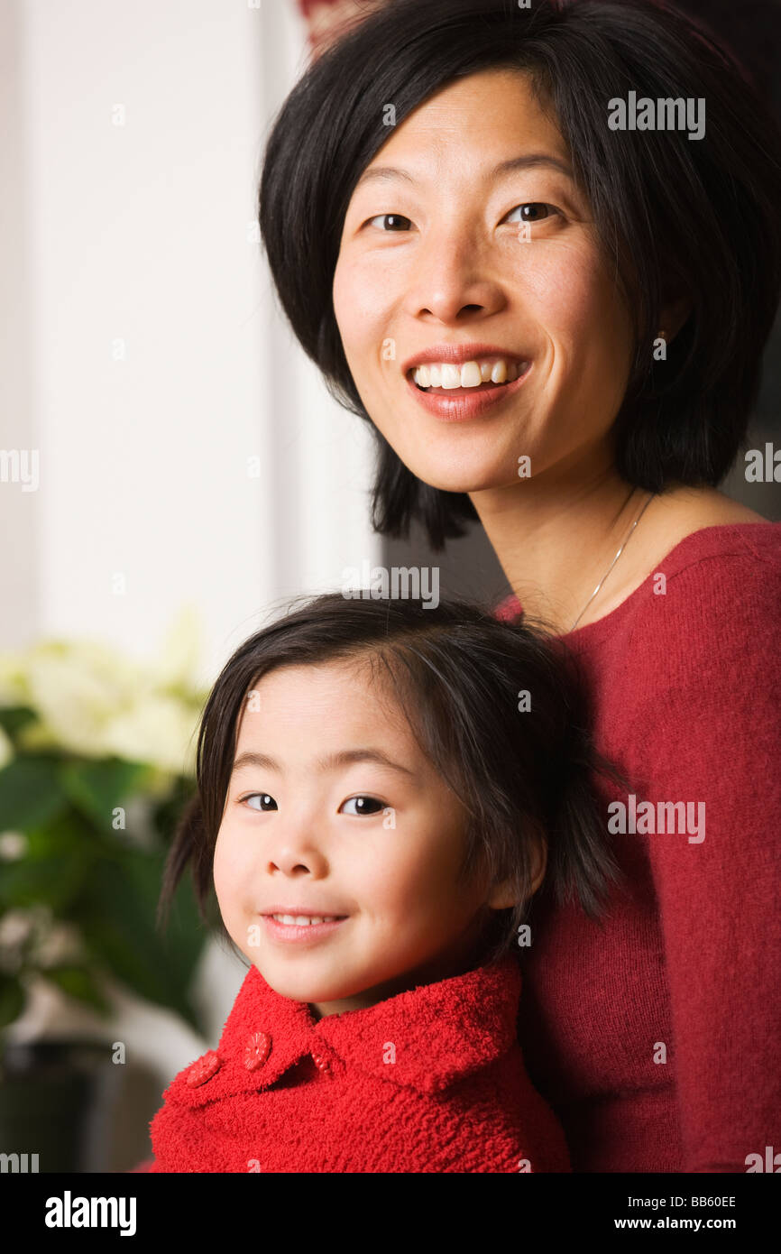 Asiatische Mutter mit Tochter in Runde Stockfoto