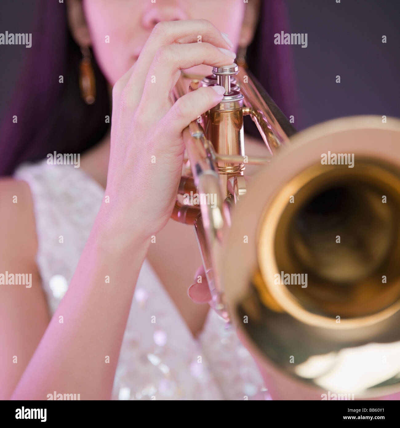 Hispanic Frau spielt Trompete Stockfoto