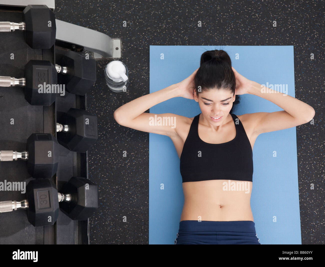 Hispanic Frau Sit im Health club Stockfoto
