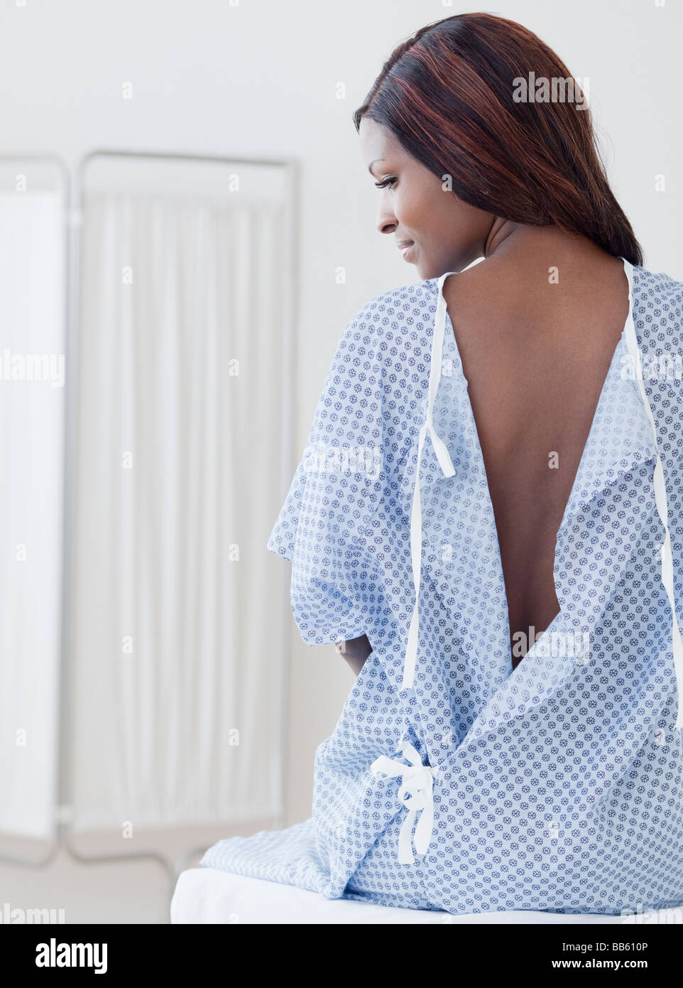 Afrikanerin in Krankenhemd Stockfoto