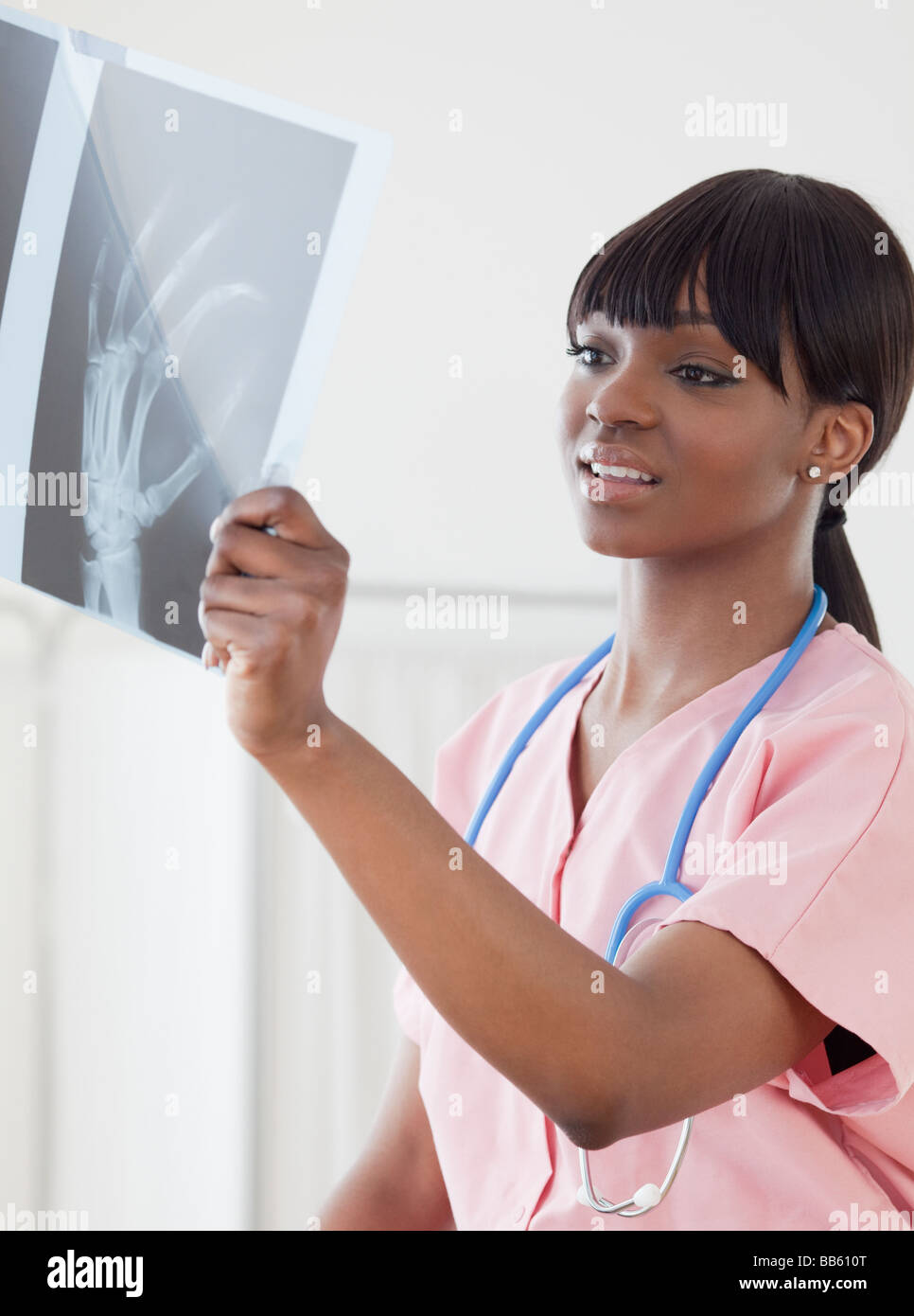 Afrikanischen Krankenschwester suchen zur hand Röntgen Stockfoto