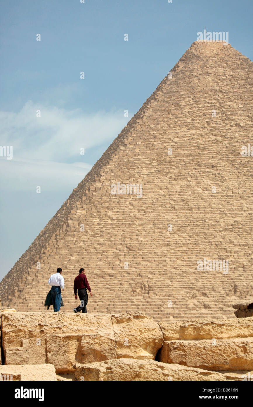 Besucher auf dem Gizeh-Plateau in den Schatten gestellt durch die Cheops-Pyramide Stockfoto