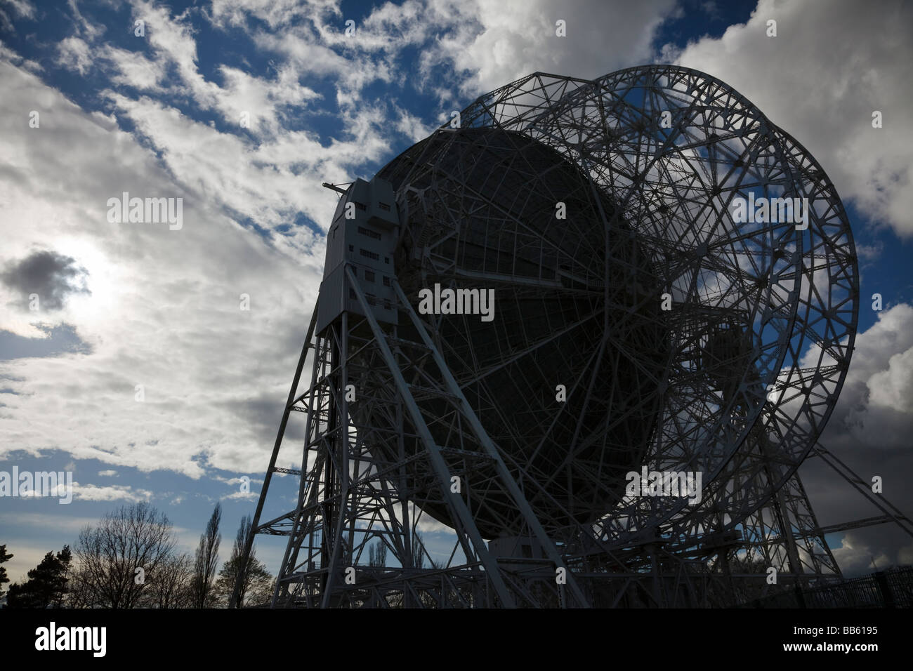 Das Lovell Radioteleskop bei Jodrell Bank, Cheshire, Silhouette gegen einen dramatischen Abendhimmel. Stockfoto