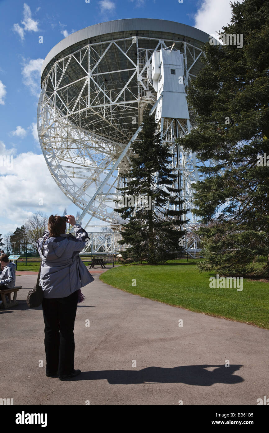 Touristen mit dem Fotografieren von Lovell Radioteleskop bei Jodrell Bank, Cheshire. Stockfoto