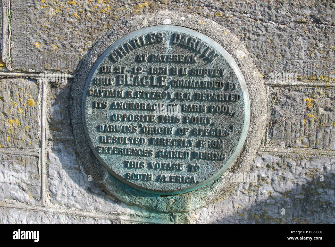 Gedenktafel für Darwins HMS Beagle Verankerung am Stall Pool und südamerikanische Reise, Plymouth, Devon, UK Stockfoto