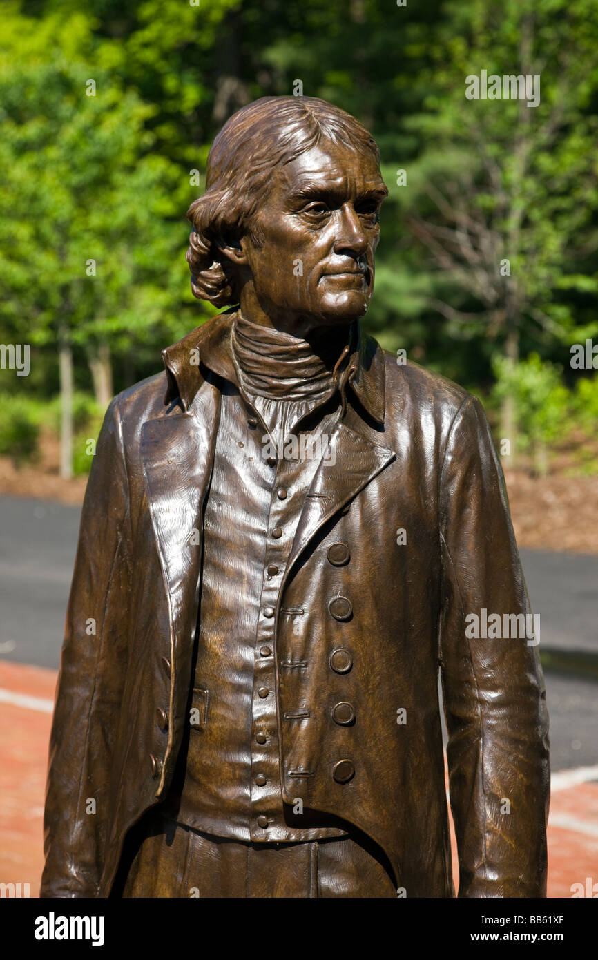 Voller Länge Bronze Statue von Thomas Jefferson an Jefferson Monticello s früheren Heimat und Plantage in der Nähe von Charlottesville Virginia Stockfoto