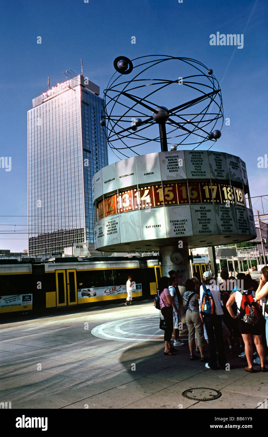 Die Urania-Weltzeituhr (Weltzeituhr) am Alexanderplatz in der deutschen Hauptstadt Berlin. Stockfoto