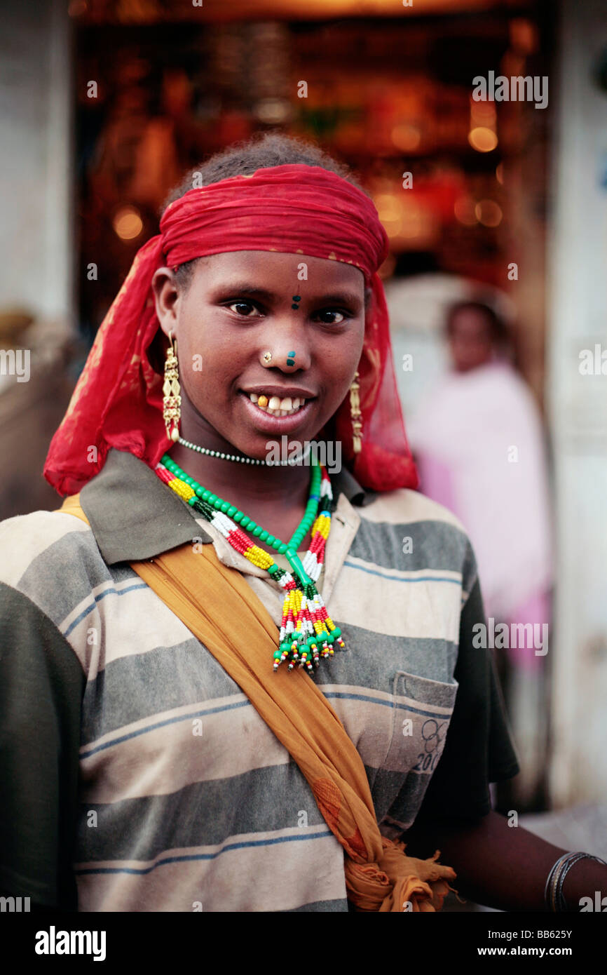 Frau in tribal Kostüm auf dem Harar Christian Market in Äthiopien Stockfoto