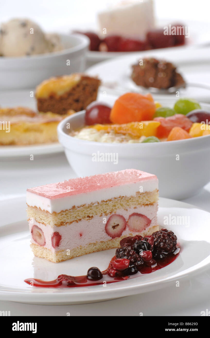 Dessertbuffet mit Eis-Obst-Torte Stockfoto