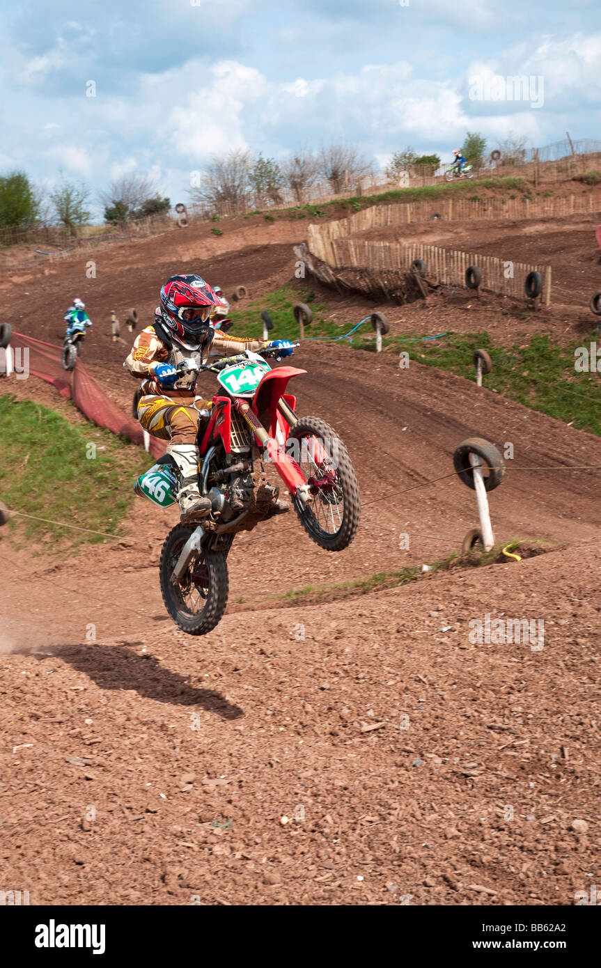 Fahrer, die immer in der Luft, während ein Motocross-Rennen Stockfoto