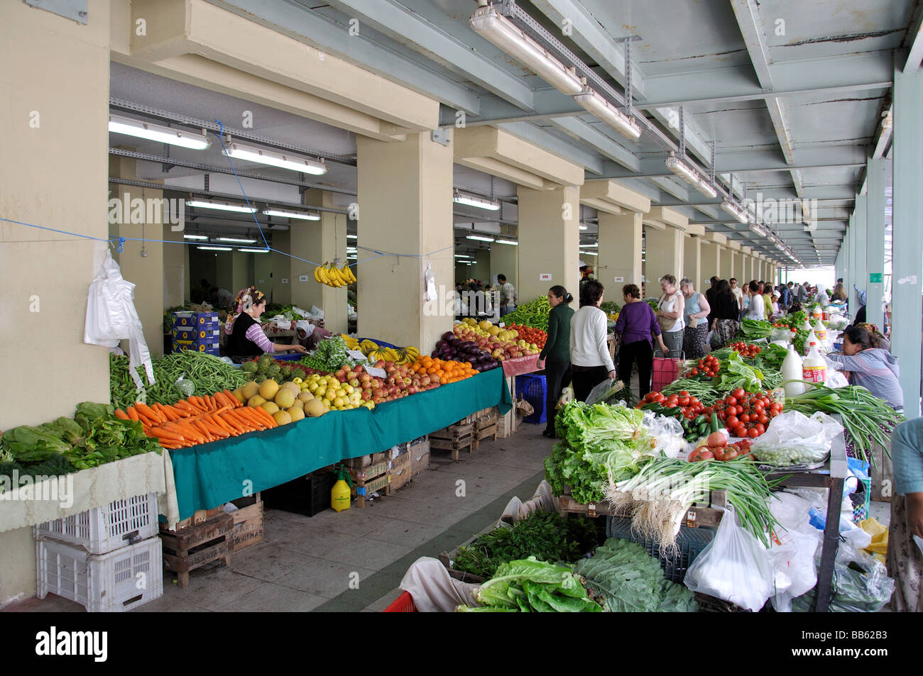 Obst- und Gemüsestände, Indoor-Markt, Icmeler, Datca Halbinsel, Mulga Provinz, Türkei Stockfoto