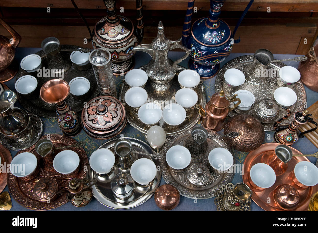 Souvenirs zum Verkauf auf dem Altstadtmarkt im Viertel Bascarsija, dem Altstadtmarkt in Sarajevo, Bosnien und Herzegowina Stockfoto