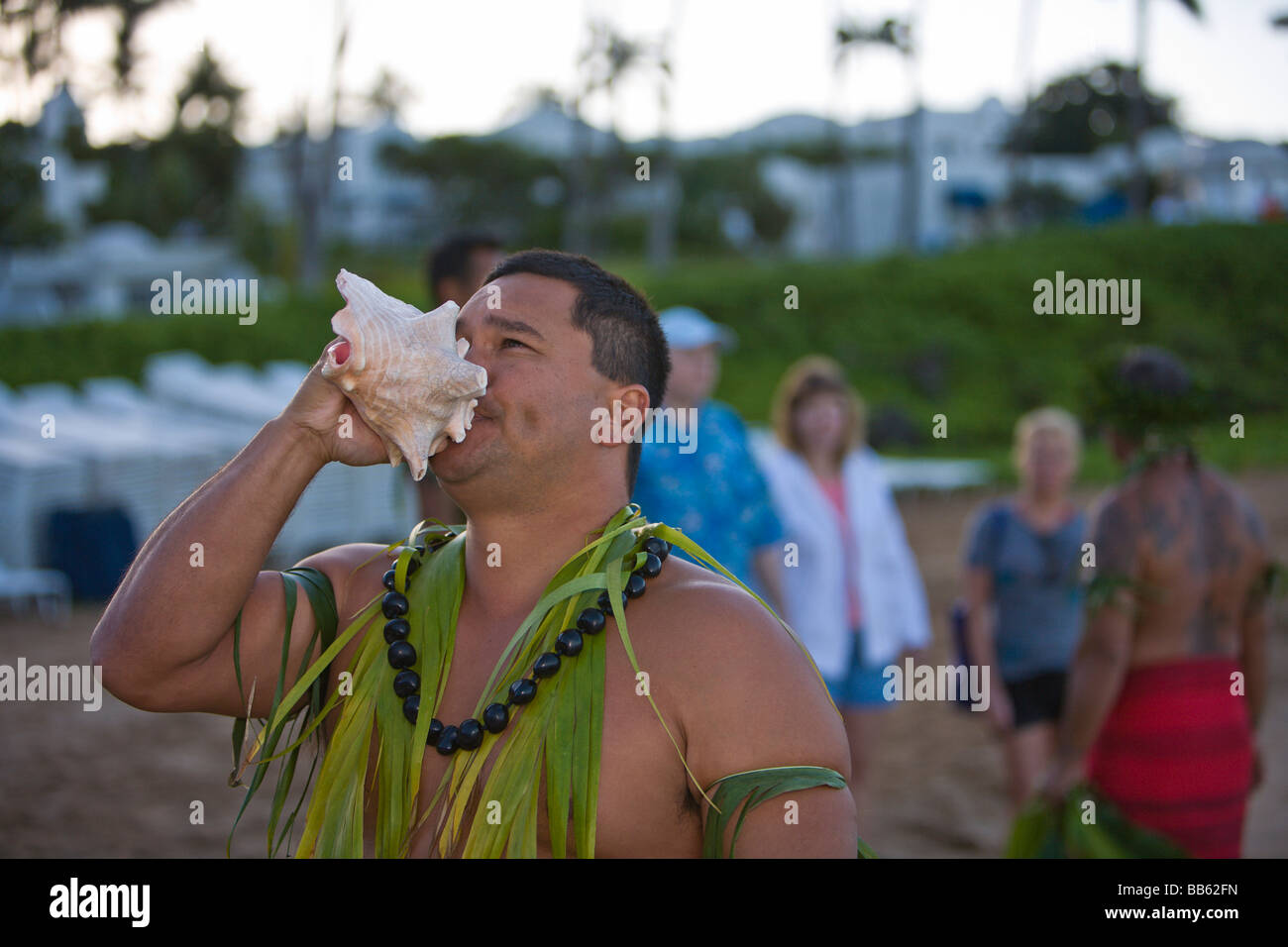 Wailea, Hawaii, USA, Hawaii Mann bläst eine Muschelschale Stockfoto