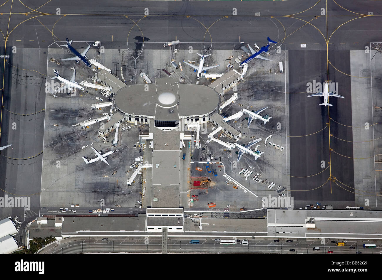 Luftaufnahme über Los Angeles International Airport LAX California Terminal und Rollbahnen Stockfoto