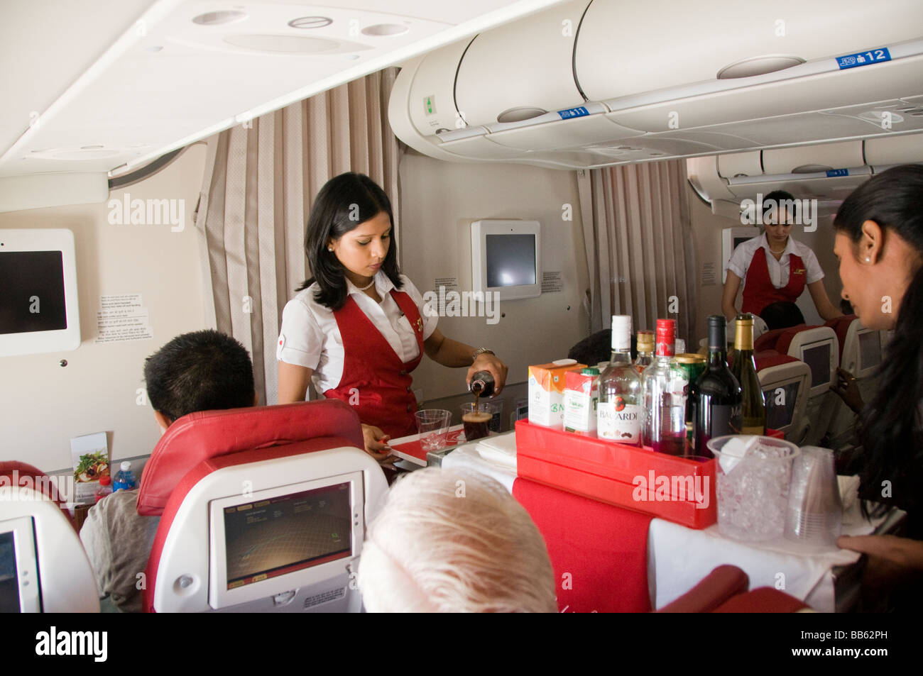 Servieren von Getränken auf Kingfisher Airlines Air hostess Stockfoto