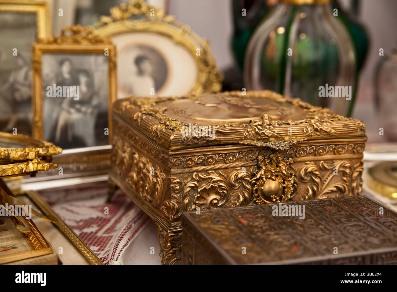 Antiker Schmuck-Box bei der Antiquitätenmarkt in Neuchatel Schweiz  Stockfotografie - Alamy