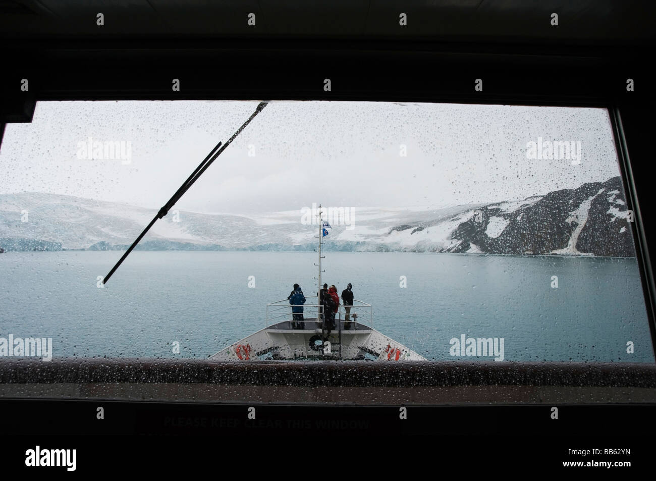 Team-Mitglieder auf eine Expedition versenden, wie es nähert sich King George Island vor der antarktischen Halbinsel Stockfoto