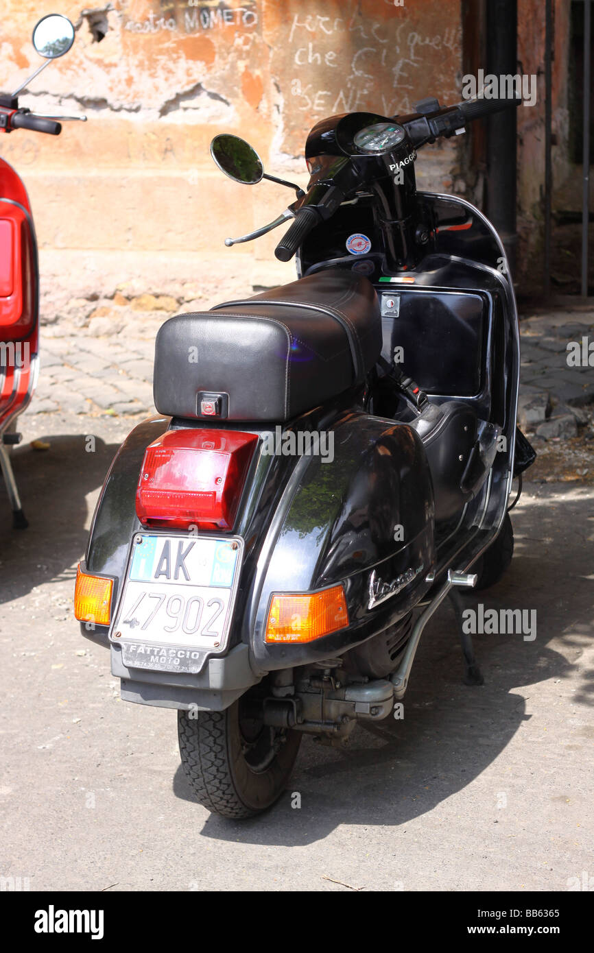 Zwei Vespas in Rom, Italien. Stockfoto