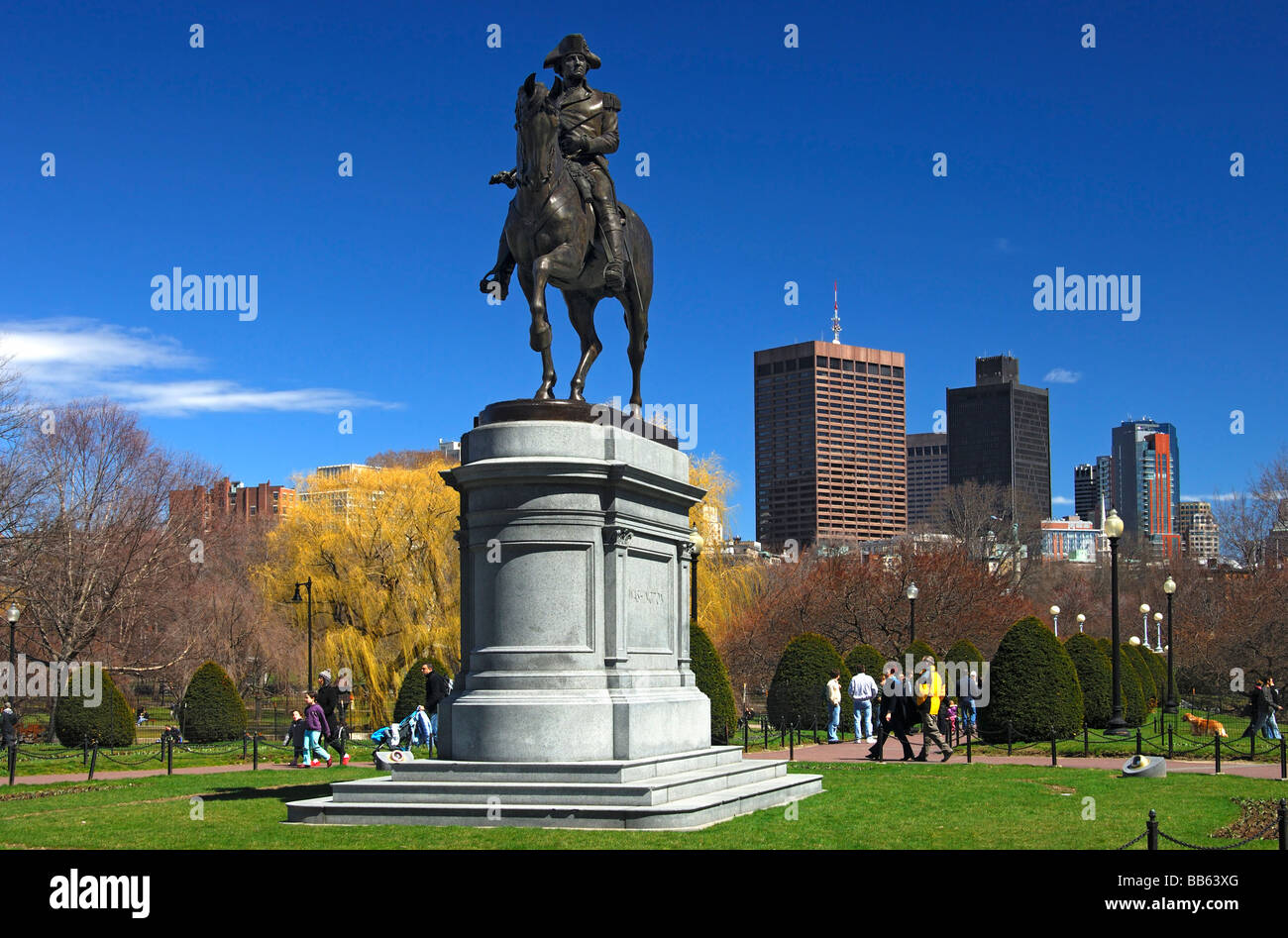 Reiterstatue von George Washington in Boston Public Garden mit der Skyline des Finanzzentrums von Boston, USA Stockfoto