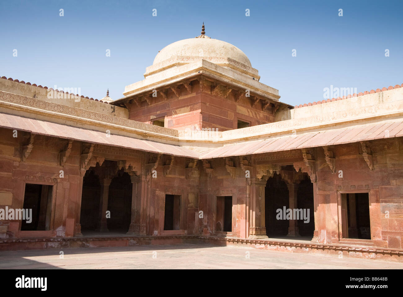 Hof und Dome in Jodha Bai Schlossanlage, Fatehpur Sikri, in der Nähe von Agra, Uttar Pradesh, Indien Stockfoto