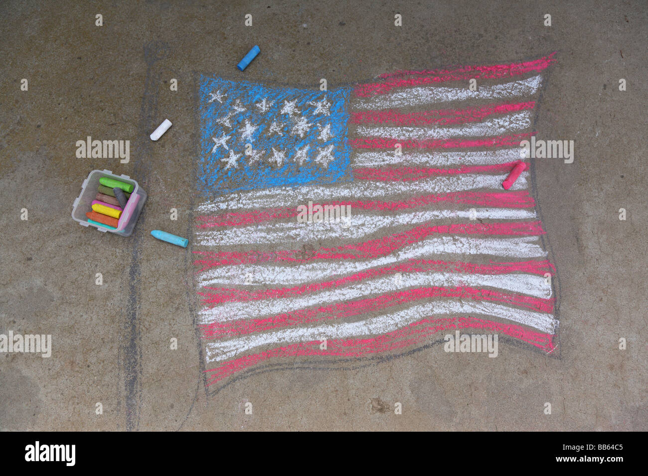 Amerikanische Flagge in Bürgersteig Kreide gezeichnet Stockfoto