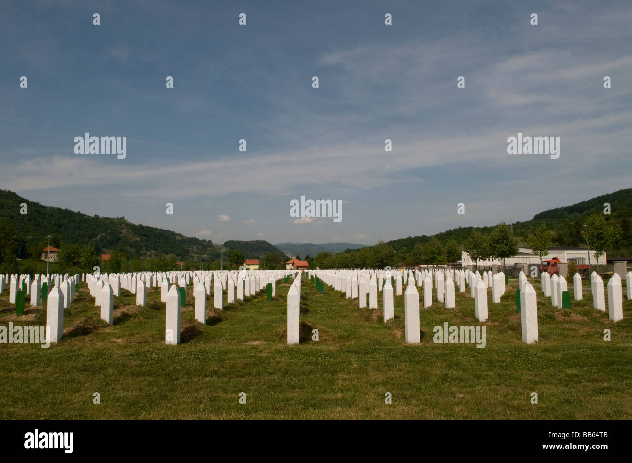 Grabsteine, die am Srebrenica Potocari Genozid-Denkmal und aufgestellt wurden Friedhof für über 3000 Opfer des Völkermordes von 1995 in Bosnien und Herzegowina Stockfoto