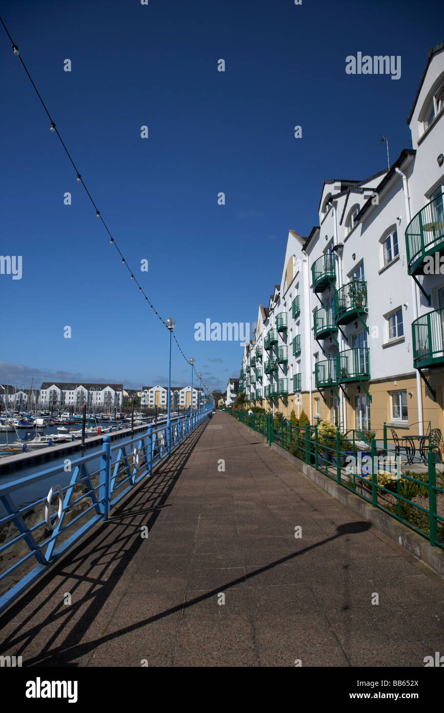 modernes Wohnen Wohnungen und Promenade in der erneuerten Carrickfergus Marina Bereich carrickfergus Stockfoto