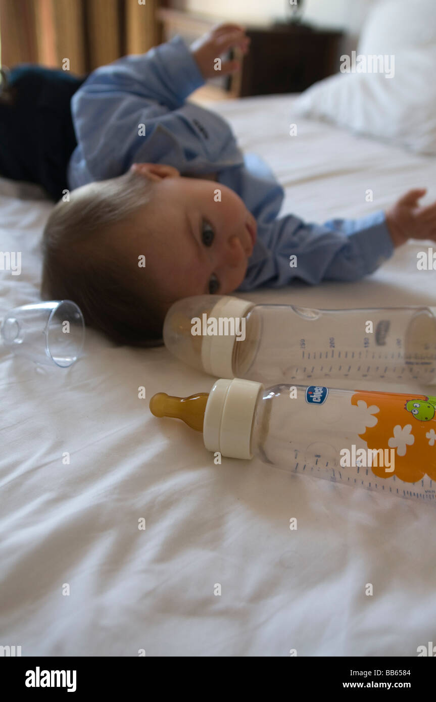 Babys Flasche und 6 Monate altes baby Stockfoto