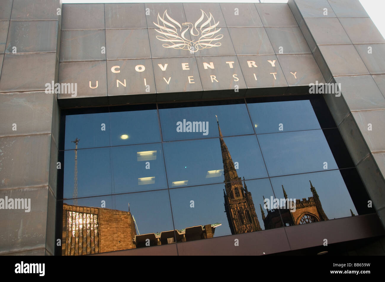 Eingang an der Coventry University in Großbritannien mit der Kathedrale spiegelt sich im Eingangsbereich Stockfoto