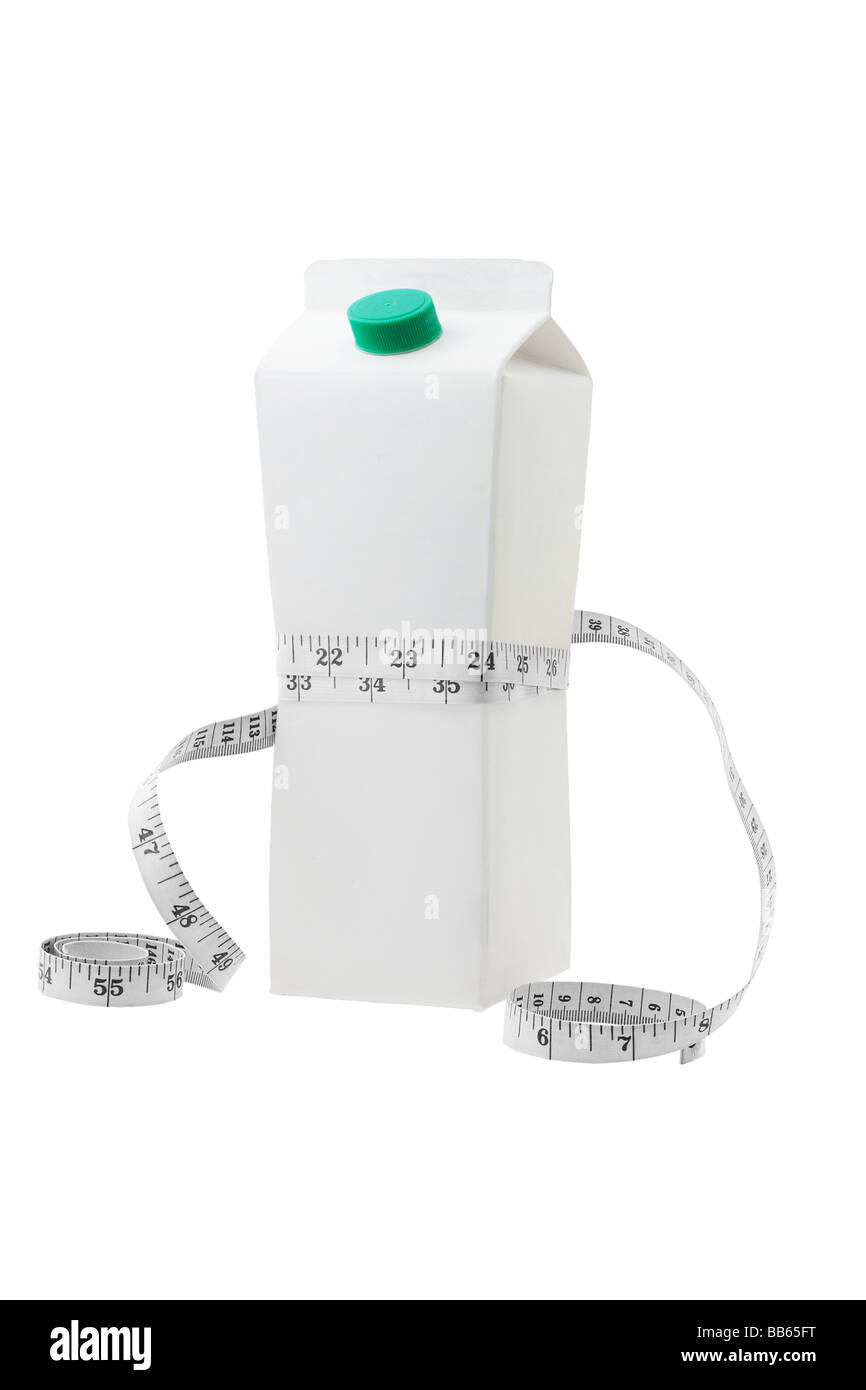 Konzeptbild von Milch oder Saft Karton Wesen eng gepresst mit einem Maßband Stockfoto