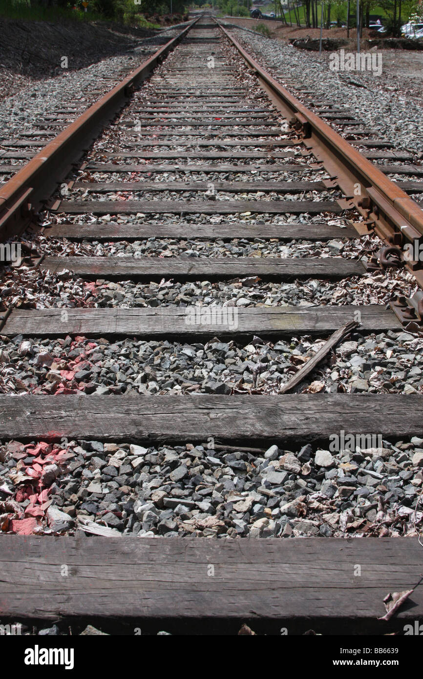 Close-up senkrecht fotografieren der alten Gleise (Zug) aus der Perspektive des Seins rechts unten auf den Gleisen. Stockfoto