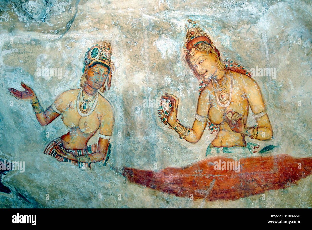 Sigiriya - Sri Lanka, Fresken an der Felswand West Apsaras Blumen zeigen. 5.. Cent. N. CHR. Stockfoto