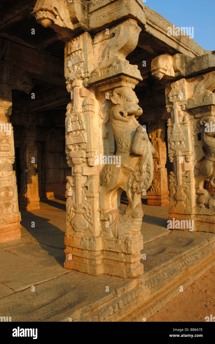 Hampi - Karnataka - Vitthala-Tempel, Säulen in der Maha - mandapa Stockfoto