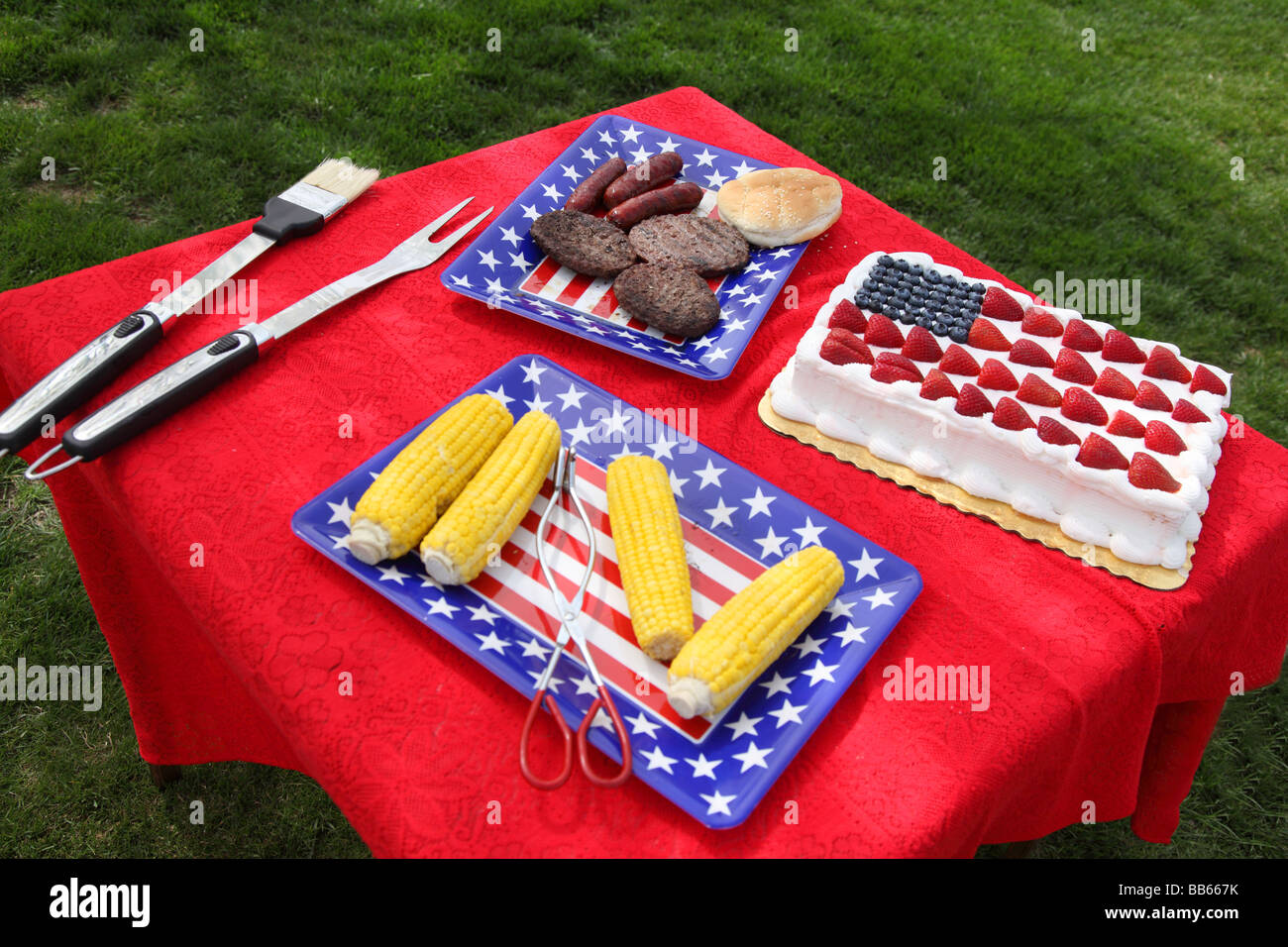 Tabelle von Lebensmitteln vorbereitet für 4. Juli Grill Stockfoto