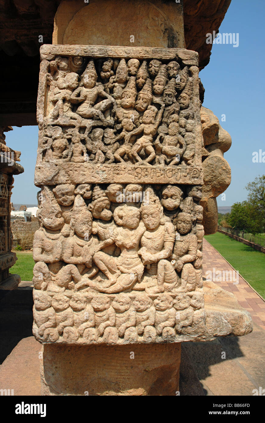 Pattadkal - Karnataka - Pappanath Tempel, Detail der Säule auf dem östlichen Eingang des Tempels. Stockfoto