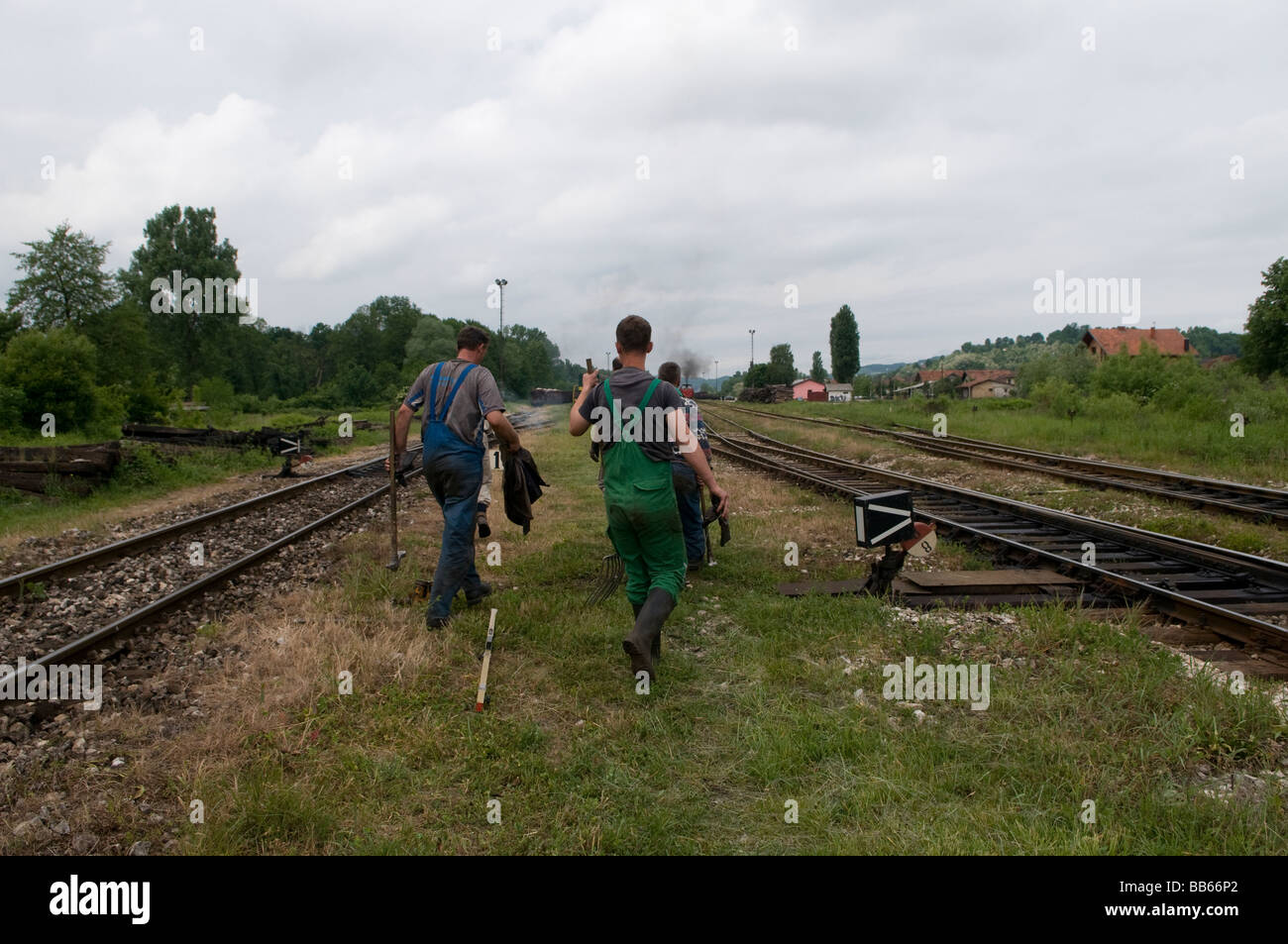 Instandhaltungspersonal repariert Bahngleise in der Industriestadt Tuzla in Bosnien und Herzegowina Stockfoto