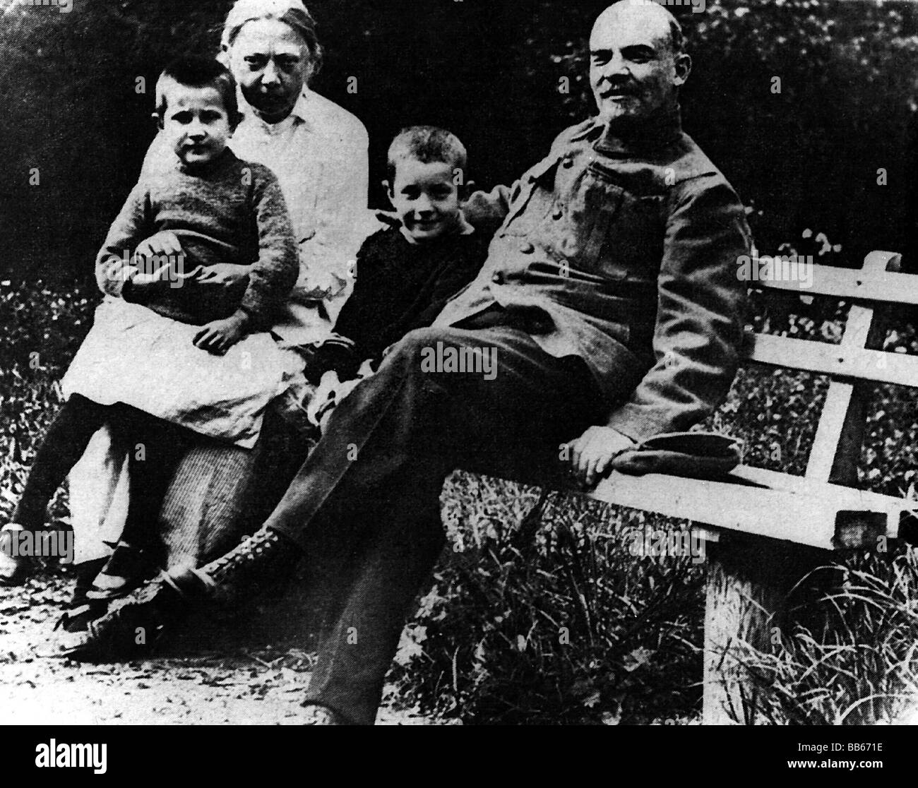 Lenin (Wladimir Iljich Uljanow), 22.4.1870 - 21.1.1924, russischer Politiker, halb so lang, mit seiner Frau Nadeschda Krupskaja und seinen Kindern, Sommer 1922, Stockfoto