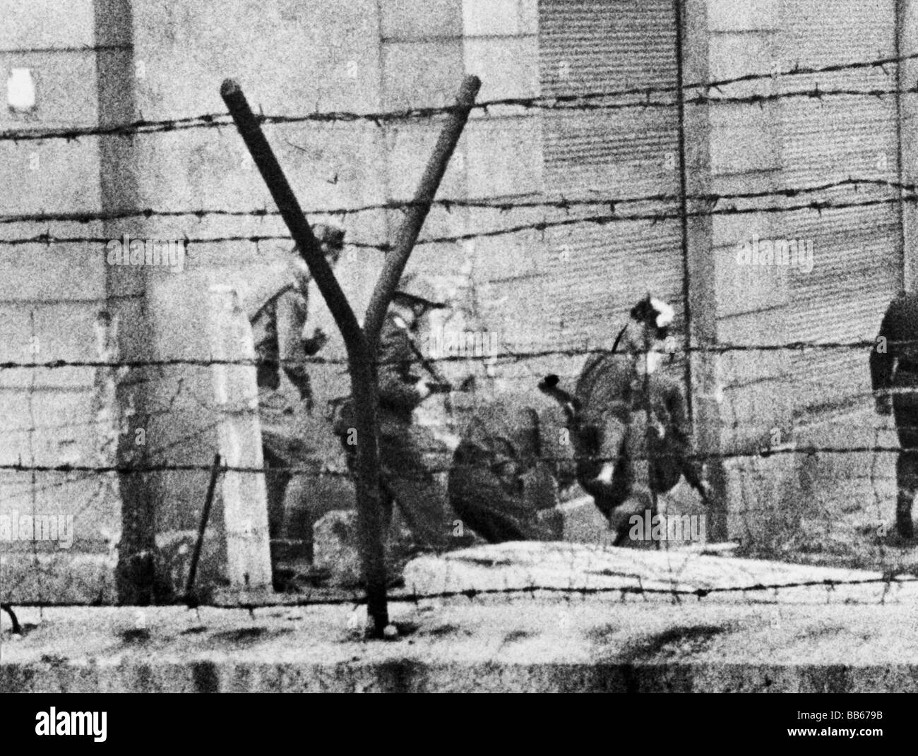 Geografie/Reisen, Deutschland, Berlin, Mauer, vereitelter Fluchtversuch, ostdeutsche Grenztruppen, die das Corps eines Schusseskapers, Zimmerstraße, 17.8.1962, fortführen, Stockfoto