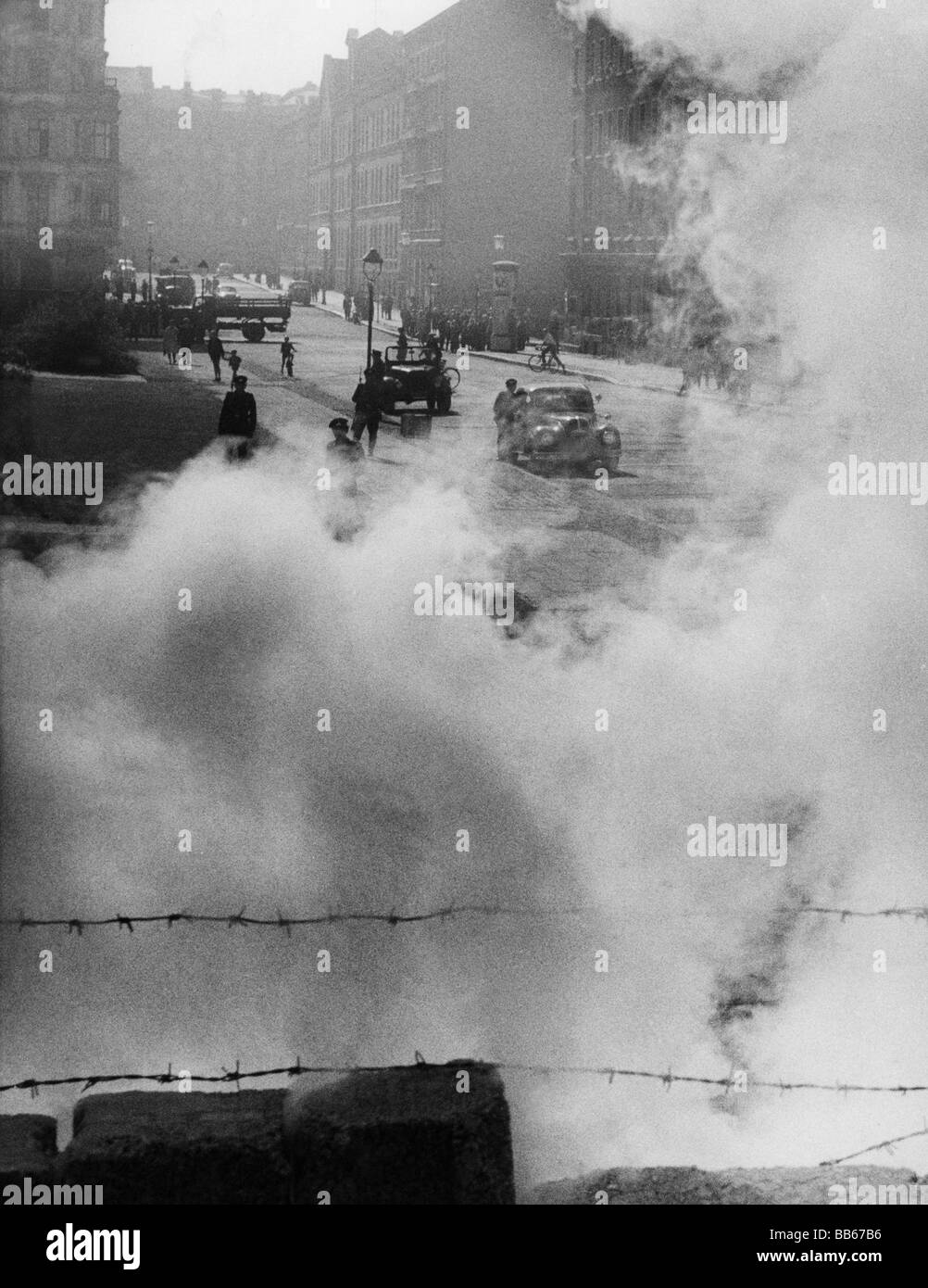 Geografie/Reisen, Deutschland, Berlin, Mauer, Nutzung von Tränengas durch die ostdeutsche Polizei, Bernauer Straße, 24.9.1961, Stockfoto
