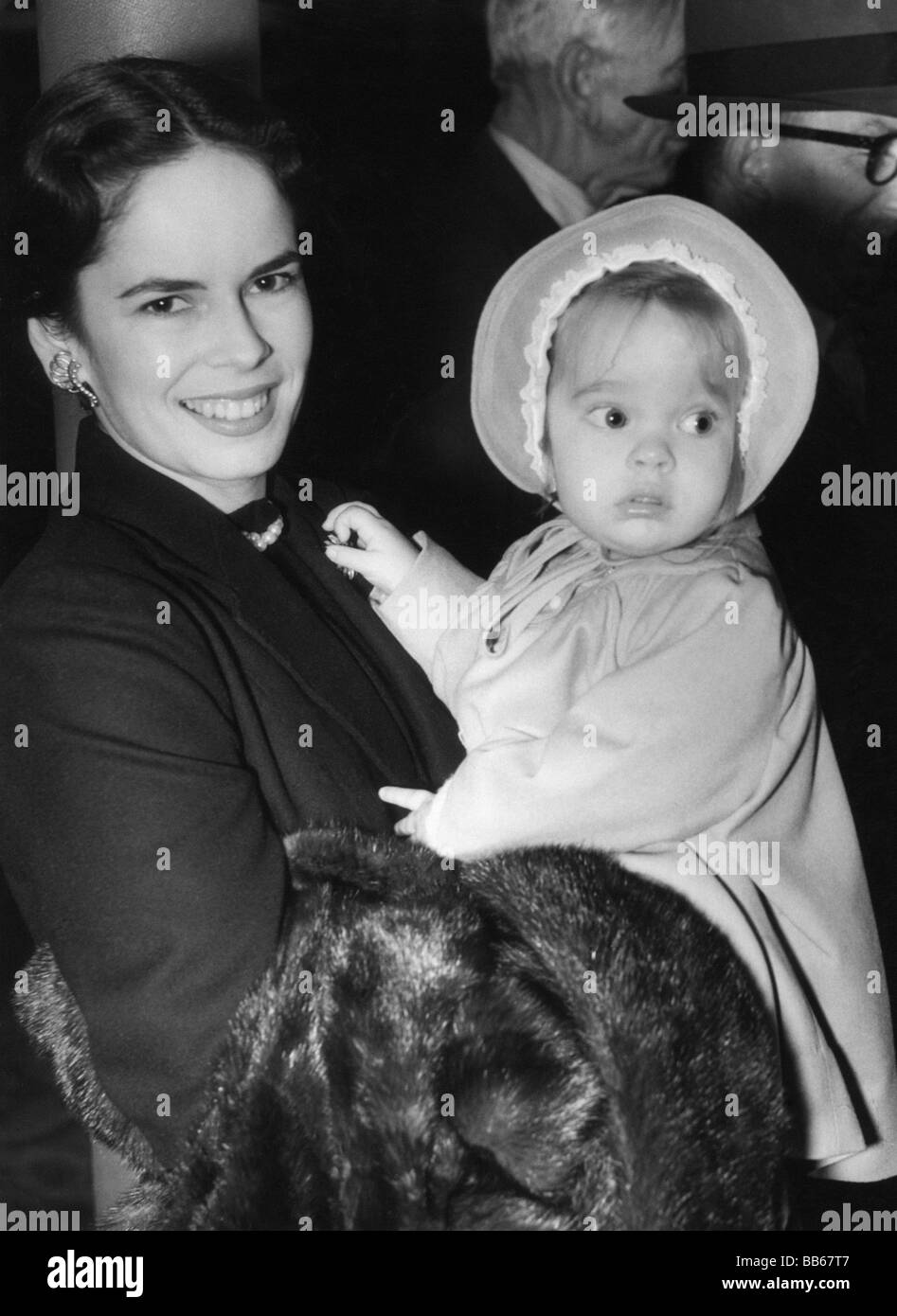 Chaplin, Charles Spencer, 16.4.1889 - 25.12.1977, britischer Schauspieler und Regisseur, Frau Oona mit Victoria, Southampton, 23.9.1952, Stockfoto