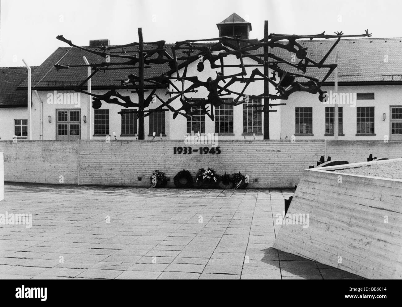 Geografie/Reisen, Deutschland, Dachau-Gebiet, Konzentrationslager, Gedenkstätte, Internationale Gedenkstätte, Skulptur von Nandor Glid, 1968, View, 1972, Bayern, Europa, KZ, 20. Jahrhundert, historisch, 1970er Jahre, Stockfoto